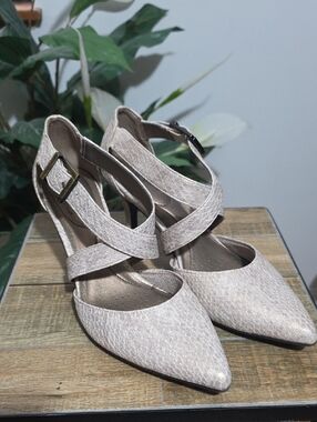 Life Stride SEE THIS Style Low Heel Buckle Cross Strap Womens 8